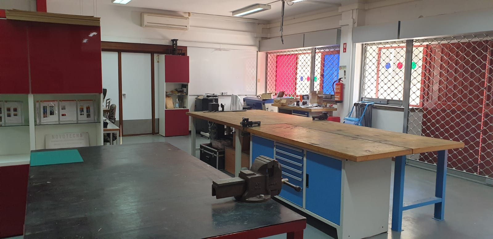 Sala de máquinas com bancadas de trabalho
