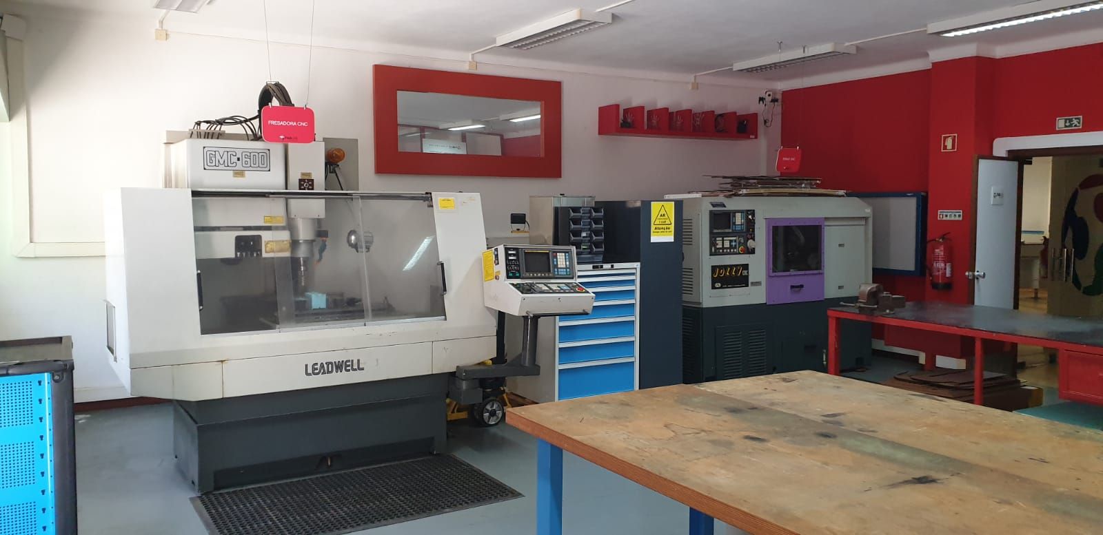Fresadora CNC na sala de máquinas